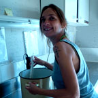 Karen prepare le savon dans le labo.